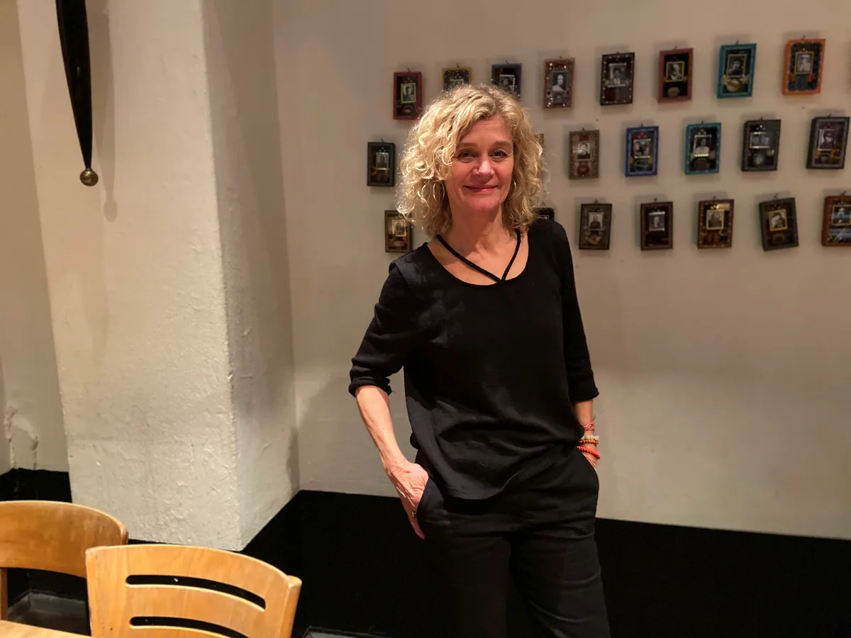 Viel lieber mag sie es ruhig und lustig, mit Komödien und Kunst. Hanna Scheuring steht vor kleinen Bildern im Restaurant Ziegel oh Lac.